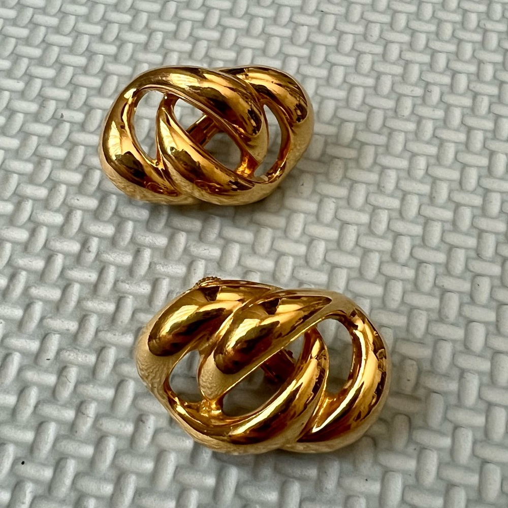VINTAGE NAPIER GOLD TONE DOUBLE RING CLIP EARRINGS RARE